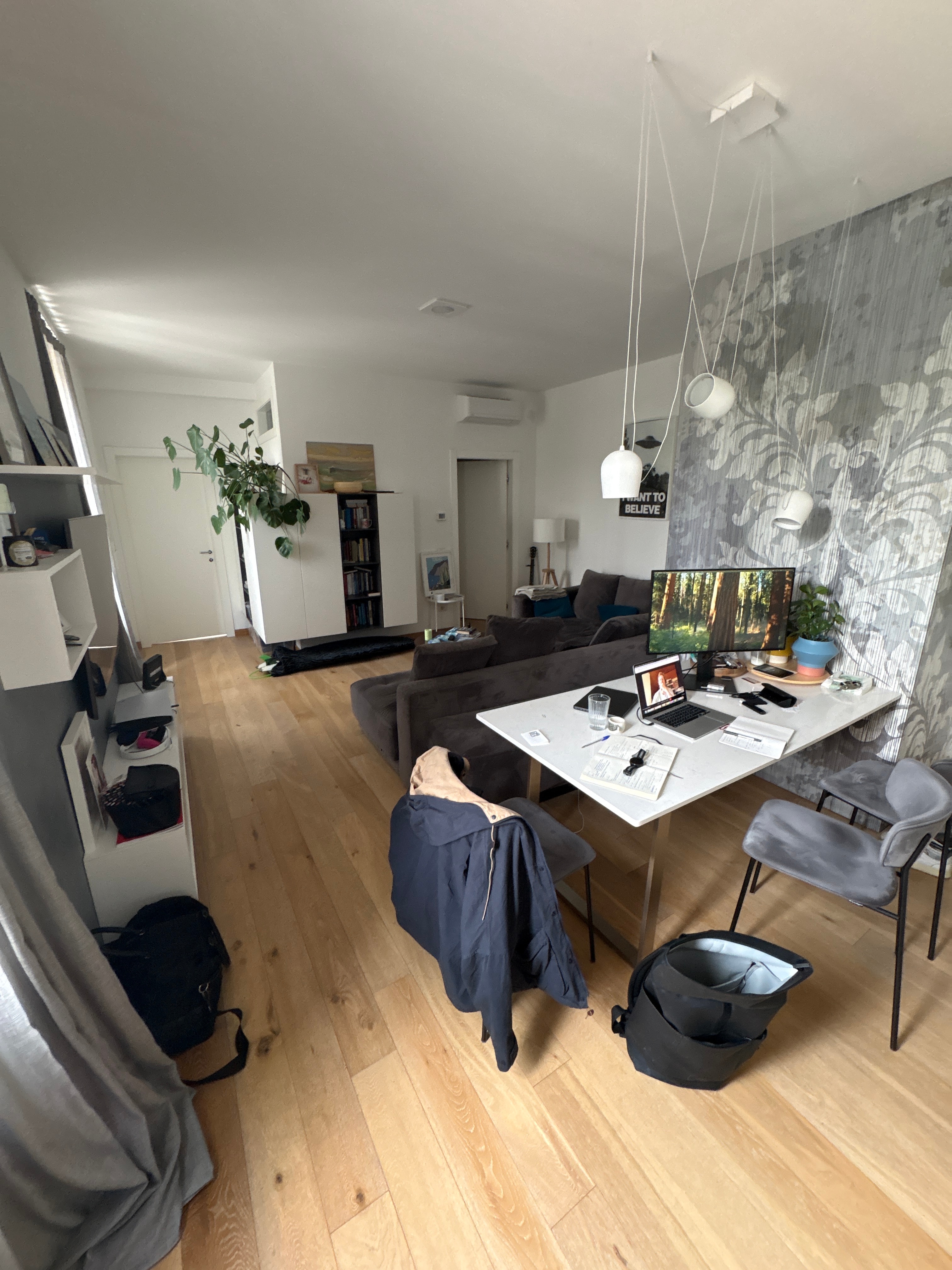 Lived-in living room before MoveIn restyled it